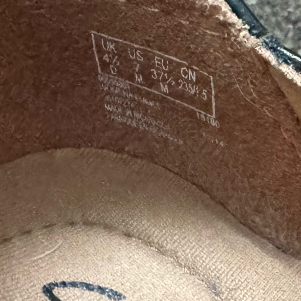 Clark’s Super Comfy Ashland Shoes - Picture 8 of 8